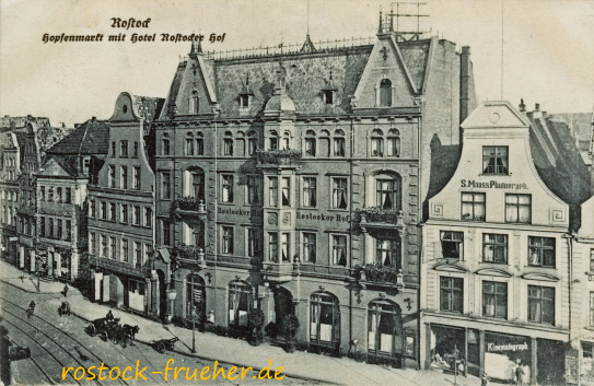 Hopfenmarkt mit Hotel Rostocker Hof. 1915 gelaufen. Die Aufnahme entstand im Zeitraum 1907/09. 