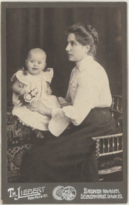 Dorothea Ahrens mit Sohn Hermann, wohl 1904/5. Visitporträt von Th. Liebert. Bremen und Delmenhorst. Rückseite blanko