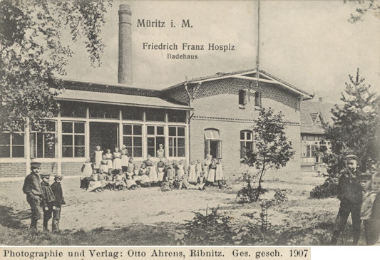Müritz i.M. Friedrich-Franz-Hospiz, Badehaus. Photographie und Verlag: Otto Ahrens, Rbnitz 1907. Ansichtskarte, ungelaufen
