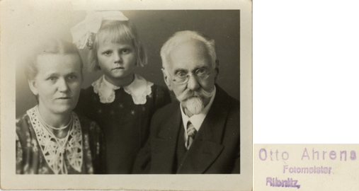 Otto Ahrens mit seiner zweiten Ehefrau Else und Tochter.